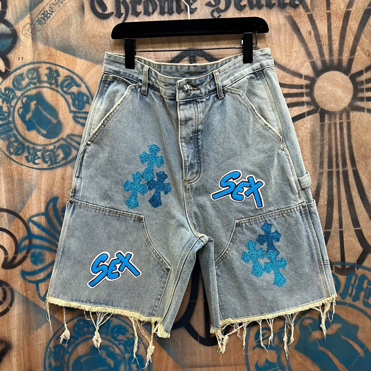 P520 chrome hearts limited series new city limited jeans Chrome Hearts city limited denim shorts vintage levis American made 501 505 517 base version remake Levis American made 501 base version imported sheepskin 925 silver remake Customers provide waist and pants length or height and weight. The studio will select the most suitable base version for you to remake. There are many people doing remakes in the market. Don’t belittle or comment. The difference is visible to the naked eye. See and compare for yourself #CHROME HEARTS Unisex style